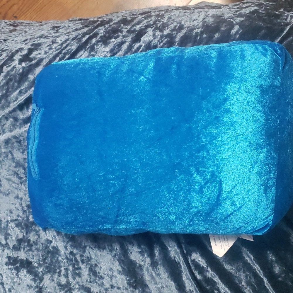 BNIB i-pod musical pillow with built-in speaker and auxiliary cord. - Picture 2 of 7